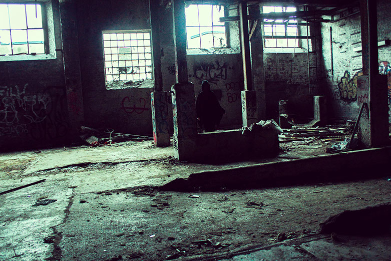 Inneres einer verlassenen und verwahrlostes Fabrik mit unheimlichen Schatten